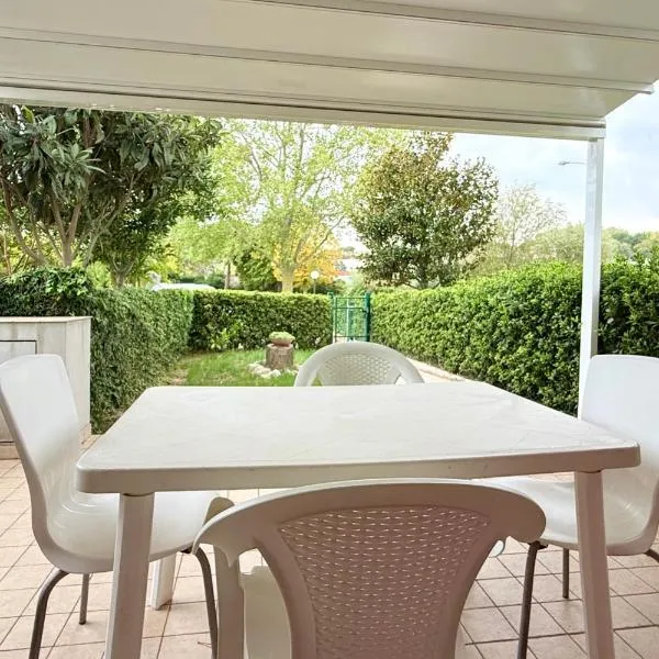 M272 - Marcelli, trilocale con giardino e posto auto，位于马瑟利的酒店