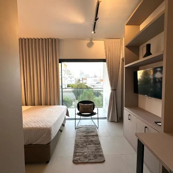 Nesseus Lux Suites - Near Unic & EUC，位于Ayios Dhometios的酒店