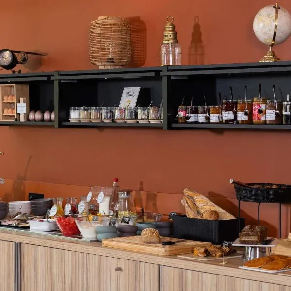 四季里尔机场酒店，位于莱斯坎的酒店