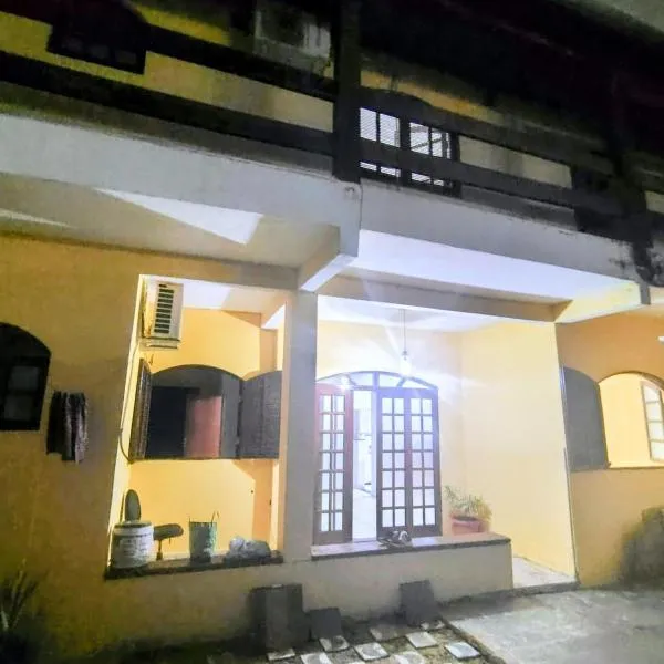 Casa amarela com fundos para seminário，位于阿帕雷西达的酒店