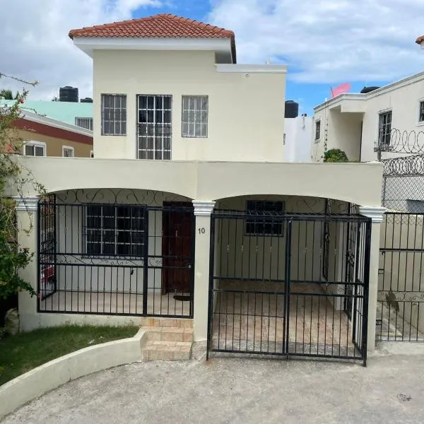 Espacioso Casa en Puerto Plata cerca de La Playa 4 camas 3 baños Agua caliente Aire condicionado Wi-Fi，位于Puerto Plata的酒店