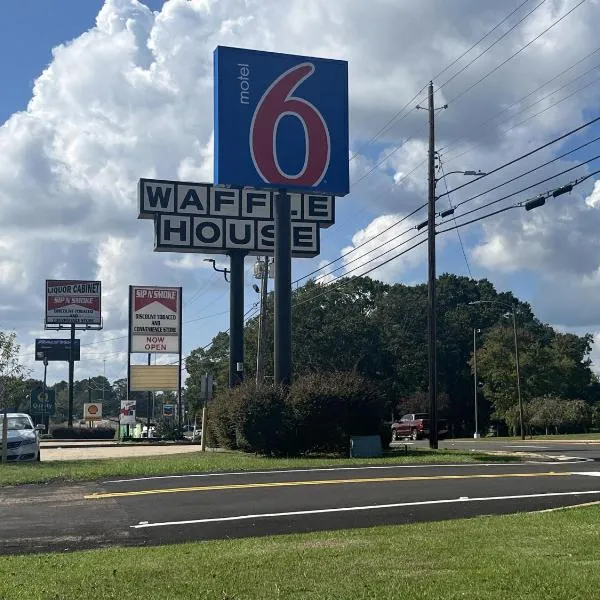 Motel 6 - McComb, MS，位于麦库姆的酒店