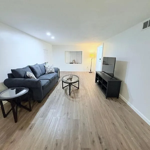 Peaceful King House - Gift for 3-night stays!，位于East Rochester的酒店