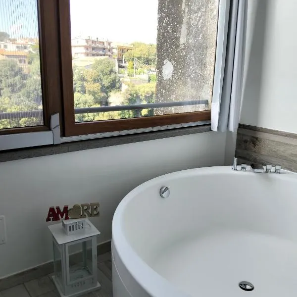 La casa nel Borgo Sospeso "con vasca e vista panoramica"，位于维托尔基亚诺的酒店