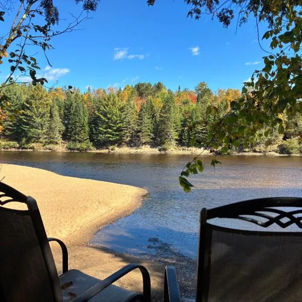 Chalet La Conception - Bord de Rivière，位于La Conception的酒店