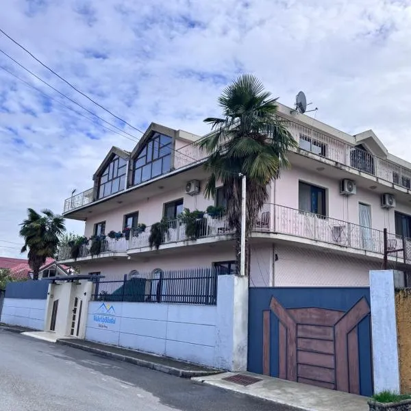Blissful Hostel Family and Cozy Rooms，位于斯库台的酒店