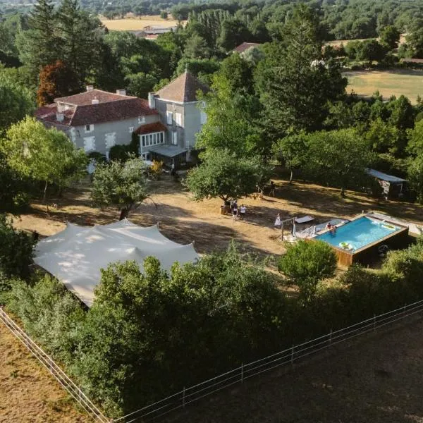Le Pavillon, Grand Manoir du XVIIe avec Piscine, Bain Nordique et accès privé à la Charente，位于Alloué的酒店