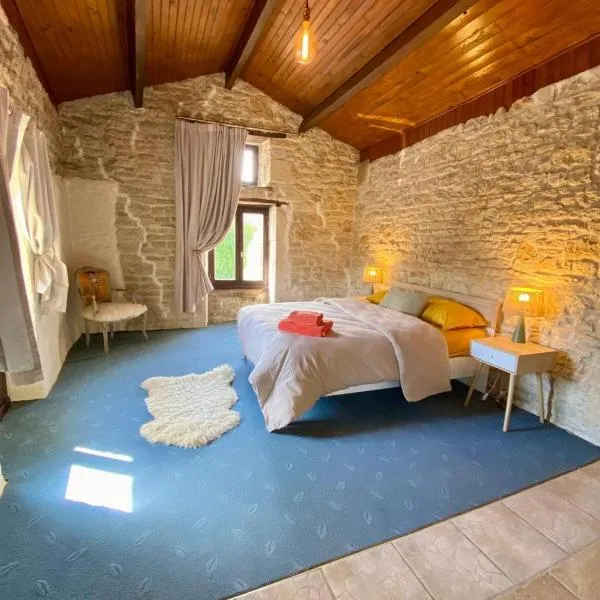 Self contained Guest House in Juillé，位于Juille的酒店