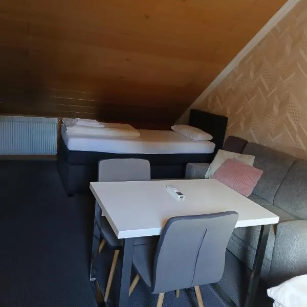 Doppelbett Zimmer plus Zustelbett，位于魏登的酒店