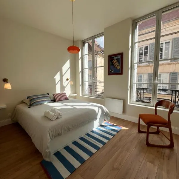 Appartement de charme en plein cœur du centre historique - Parking Public Gratuit -，位于阿瓦隆的酒店