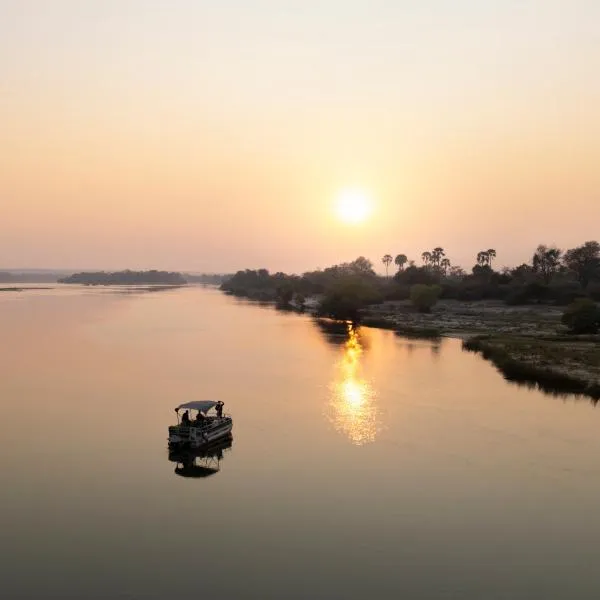 Zambezi Dusk River Facing-all inclusive-Luxury Accommodation，位于利文斯顿的酒店
