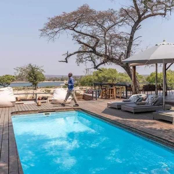 Zambezi Dusk River Facing-all inclusive-Luxury Accommodation，位于利文斯顿的酒店