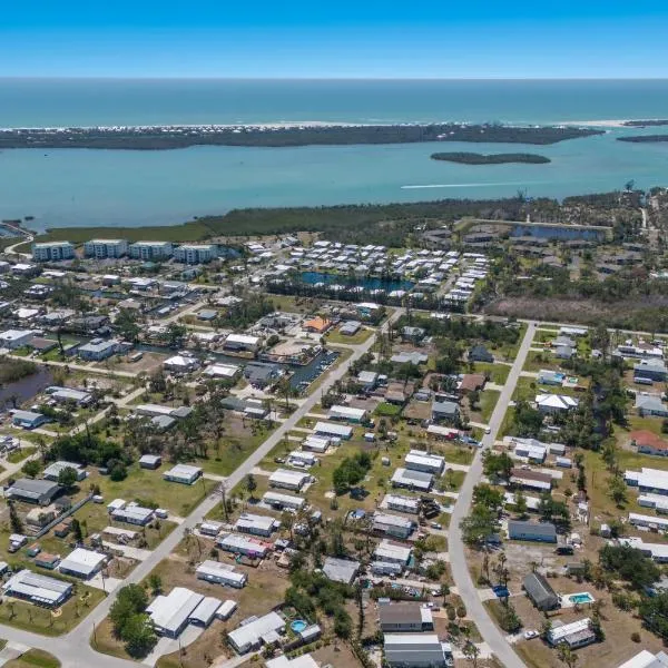 The Salty Sister Bayside Retreat Near Manasota Key Sleeps 6,位于恩格尔伍德的酒店