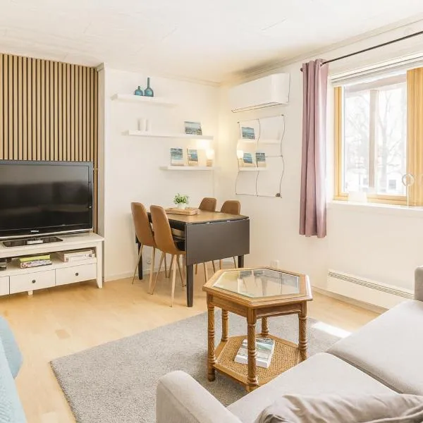 Warm and cozy apartment in Tromsø, free parking and near both airport, nature and busses，位于特罗姆瑟的酒店
