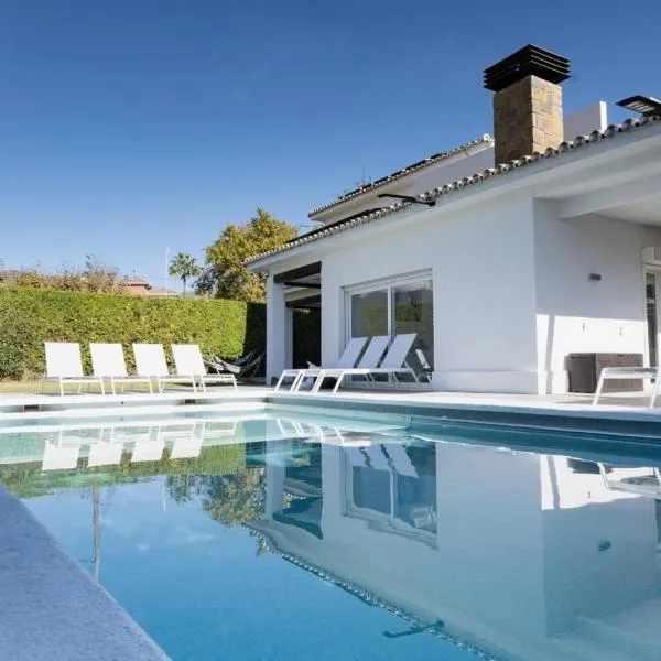 Luxury Villa, Heated Pool, Jacuzzi, Sauna, Outside Gym, Sleeps 15，位于贝纳尔马德纳的酒店