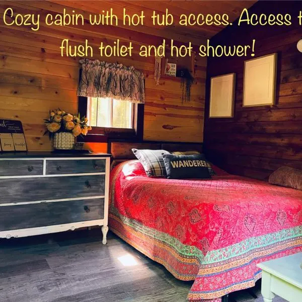 Angies Country Cabins Off Grid Cabins with shared hot tub access Open year round Shared Bathroom access which is not in cabin and hot breakfast add on for extra fee available on weekends only，位于Cassadaga的酒店