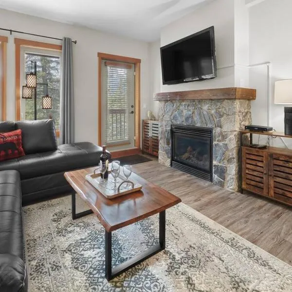 Newly Renovated Grizzly Lodge, Spacious 3BR 2BA with open pool, hot tub，位于坎莫尔的酒店