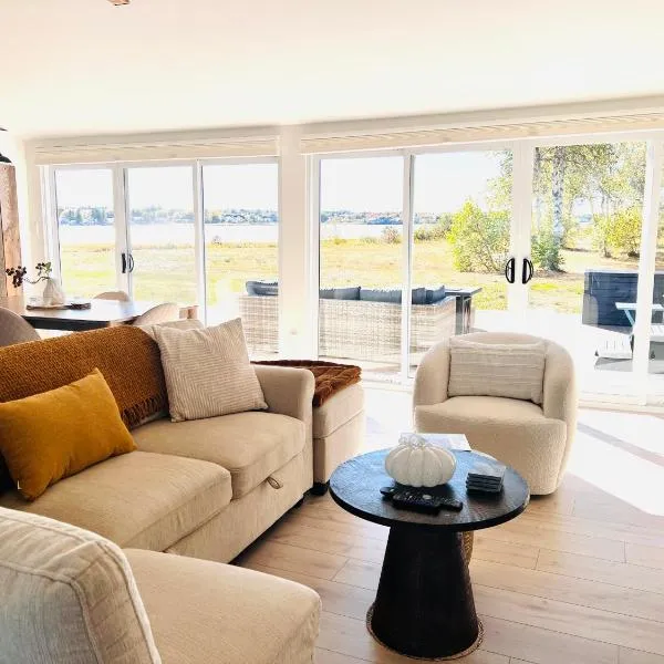 Waterfront Cottage ''The Dream'' with Private Hot Tub，位于希迪亚克的酒店