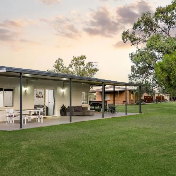 Riversands Rest Accommodation Scenic Riverfront Cottages, Paringa，位于伦马克的酒店