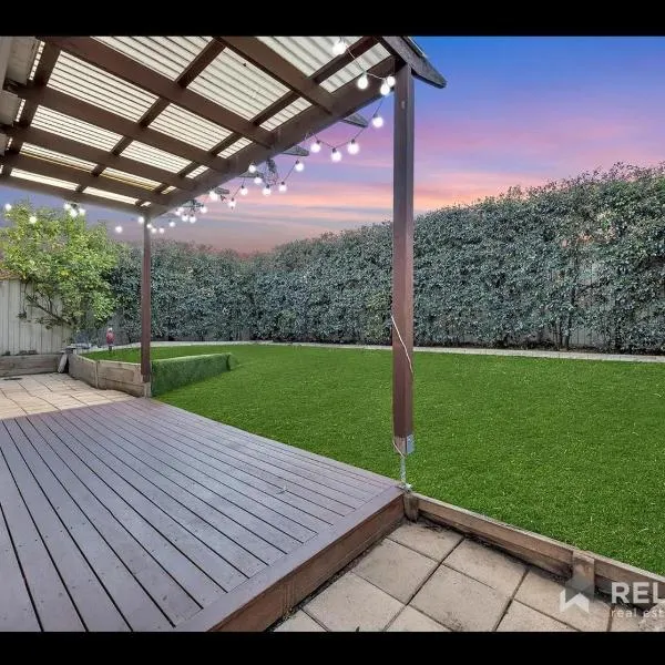 Green and sereen home in western suburbs，位于Truganina的酒店
