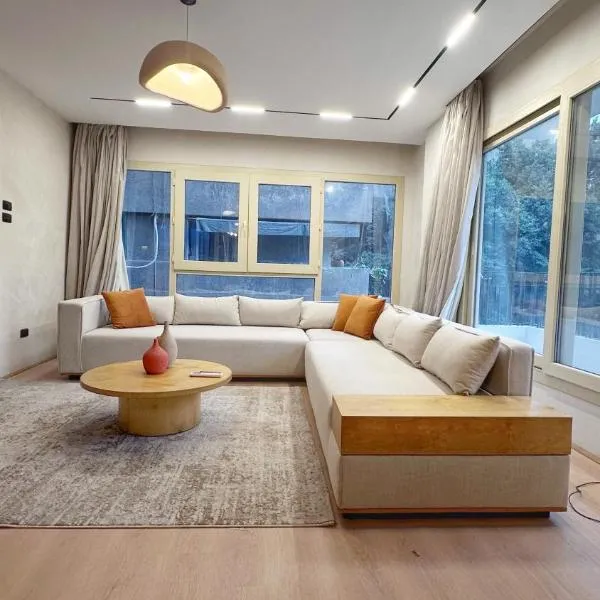 Bright & Spacious 2BD Minimalist style, Family Apartment in Prime Zamalek, Near Nile,位于开罗的酒店