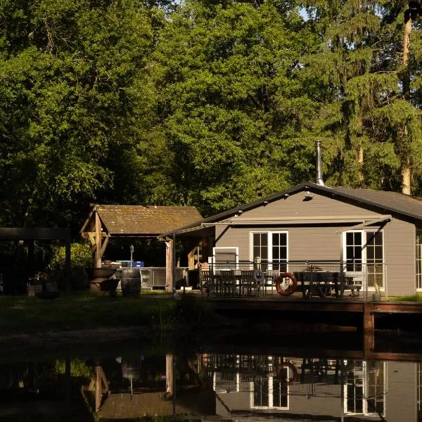 Unieke chalet aan het water，位于Lille的酒店