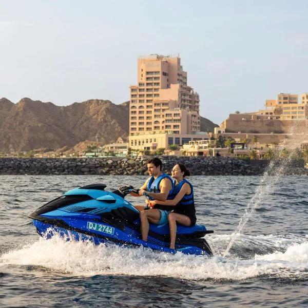 富查伊拉海滩费尔蒙酒店及度假村，位于艾阿卡的酒店