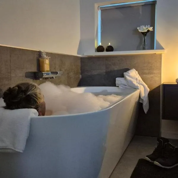 Dalerheugte Drenthe B&B Wellness met romantisch bad en ontbijt à la carte op de kamer，位于Dalerveen的酒店