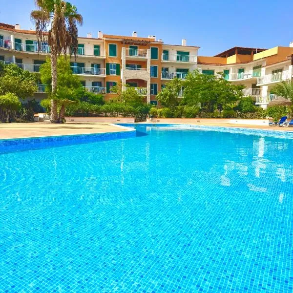 BEACH HOUSE - Walkable to Beach - Wi-Fi Included，位于圣玛丽亚的酒店