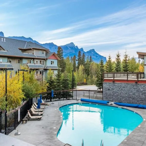 3BR Rockies Condo Heated Pool and Hot Tub，位于坎莫尔的酒店