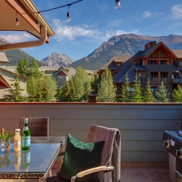 Lovely 2BR Canmore Condo w Heated Pool and Hot Tub，位于坎莫尔的酒店