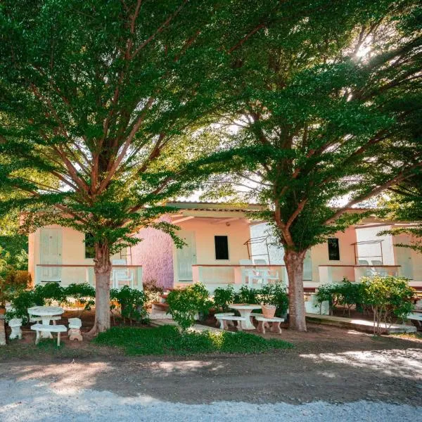 บ้านพักหน้าหาดชะอำใต้，位于Ban Sahakham的酒店