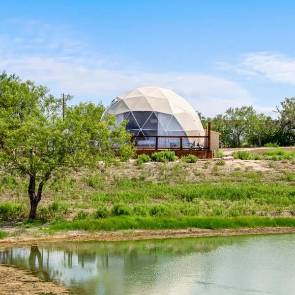 Luxury Glamping Dome on Texas Farm，位于圣马科斯的酒店