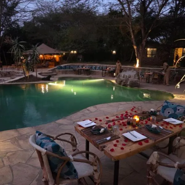 Dolly Farm & River Camp, Luxury Tents，位于育空河的酒店