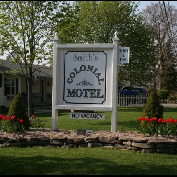 Smith's Colonial Motel，位于Hancock的酒店