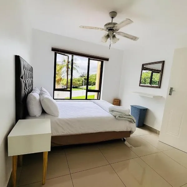 Tranquil Shores Modern 1BR WiFi Pool Beach，位于理查兹湾的酒店