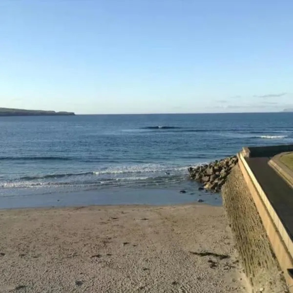 North Coast Property - Thurso Beachfront Apartment，位于瑟索的酒店