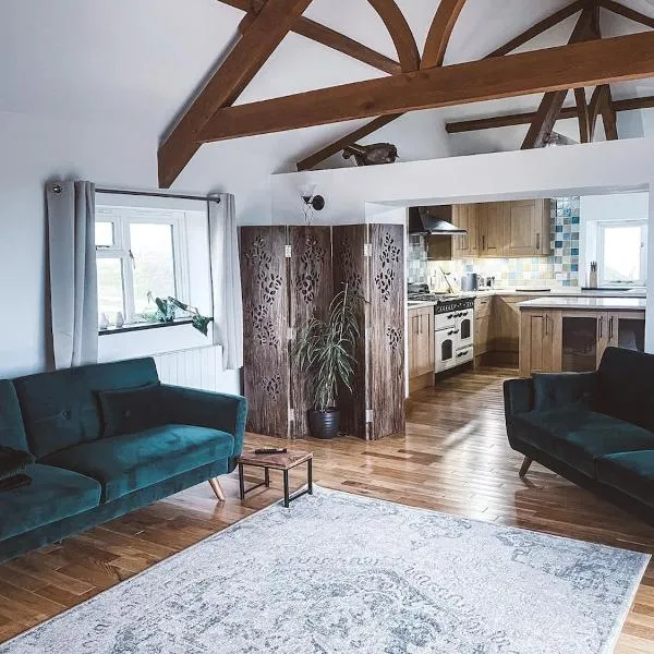 The Retreat Cornwall holiday home with hot tub，位于Crowan的酒店