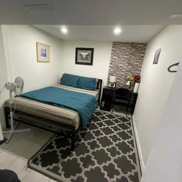 Private Bedroom with Private Bathroom and Private Entrance，位于多伦多的酒店