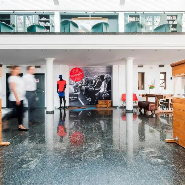 Hotel HerzogsPark，位于黑措根奥拉赫的酒店