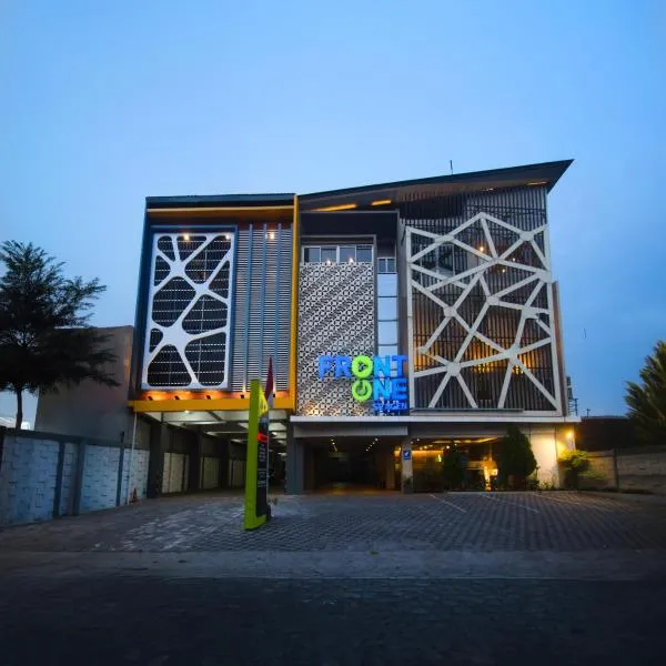 Front One Hotel Sragen,位于Sragen的酒店
