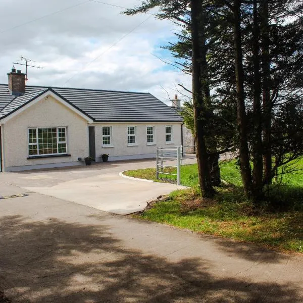 Creggan Deveskey Homestead Joe McGarrity past residence-NEW HOT TUB AT PROPERTY，位于Carrickmore的酒店