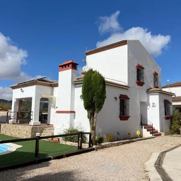 Agradable casa con piscina en la serranía.，位于阿里亚特的酒店