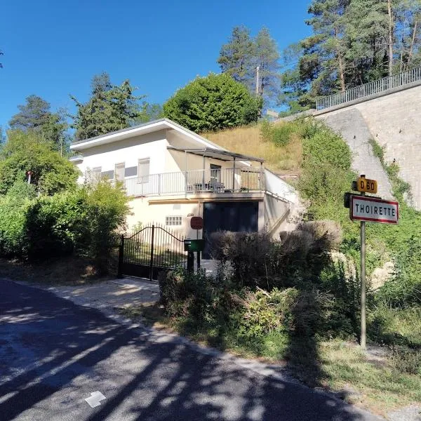 petite maison sans vis a vis，位于Thoirette的酒店