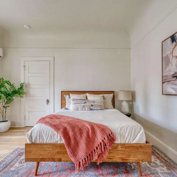 Stay Portland - The Sullivan's Gulch Lodge - 94 WalkScore，位于波特兰的酒店