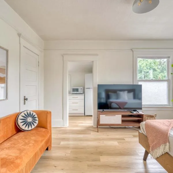 Stay Portland - The Sullivan's Gulch Retreat - 94 Walk Score，位于波特兰的酒店