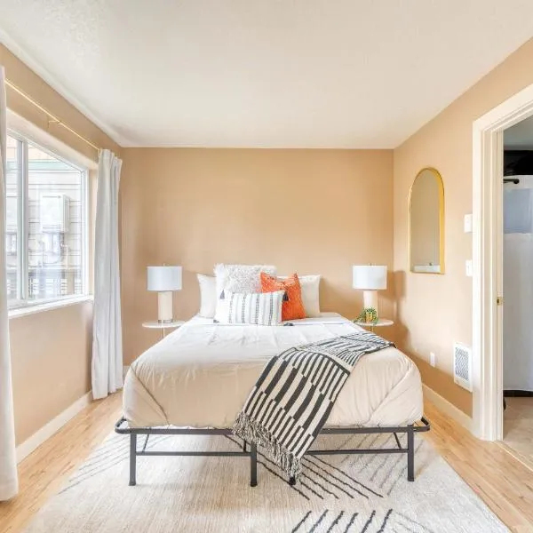 Stay Portland - John's Landing Haven - Studio Near OHSU，位于Marquam Hill的酒店