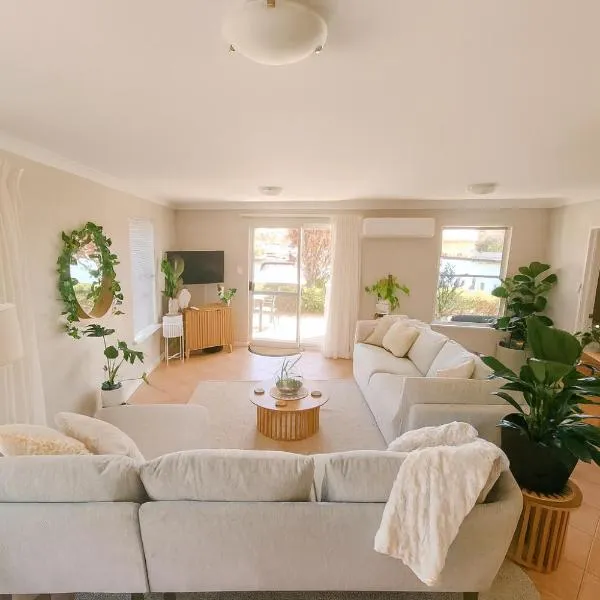 Waterfront bliss, spacious corner block，位于曼哲拉的酒店