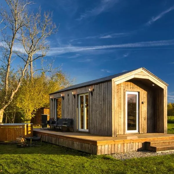 5 minutes from Beach, Cozy Cabin with Hot Tub，位于Lembuži的酒店