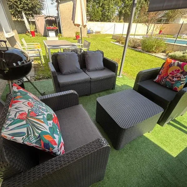 La Maison d'hôtes LA PUYERRE，位于Hours的酒店